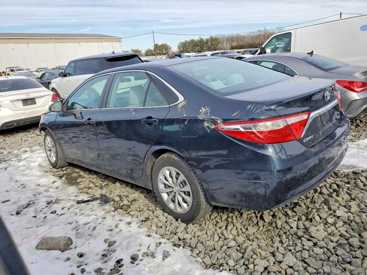 2015 TOYOTA CAMRY LE photo 4