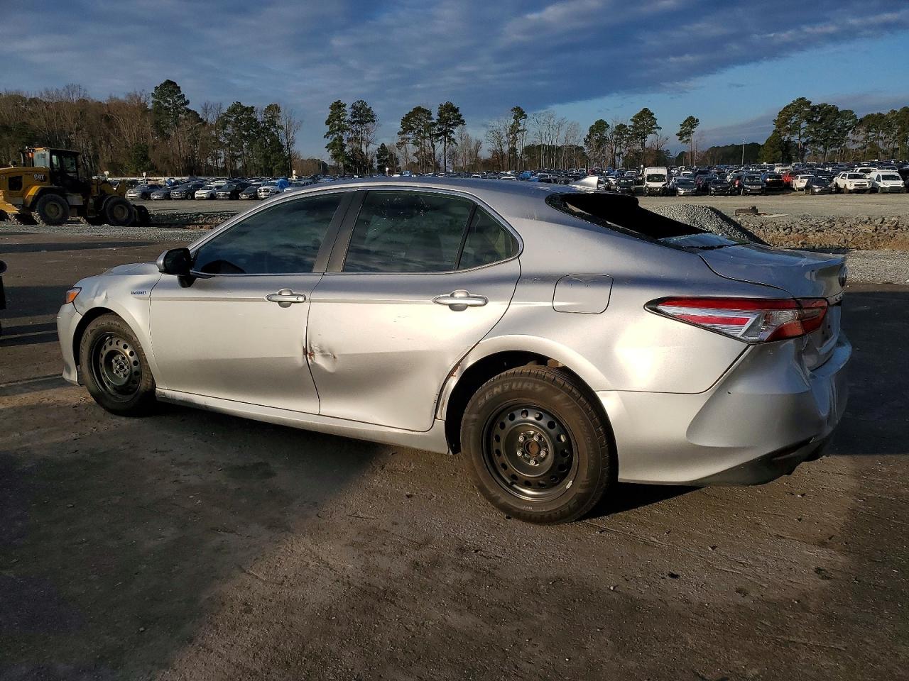 2019 TOYOTA CAMRY LE photo 3