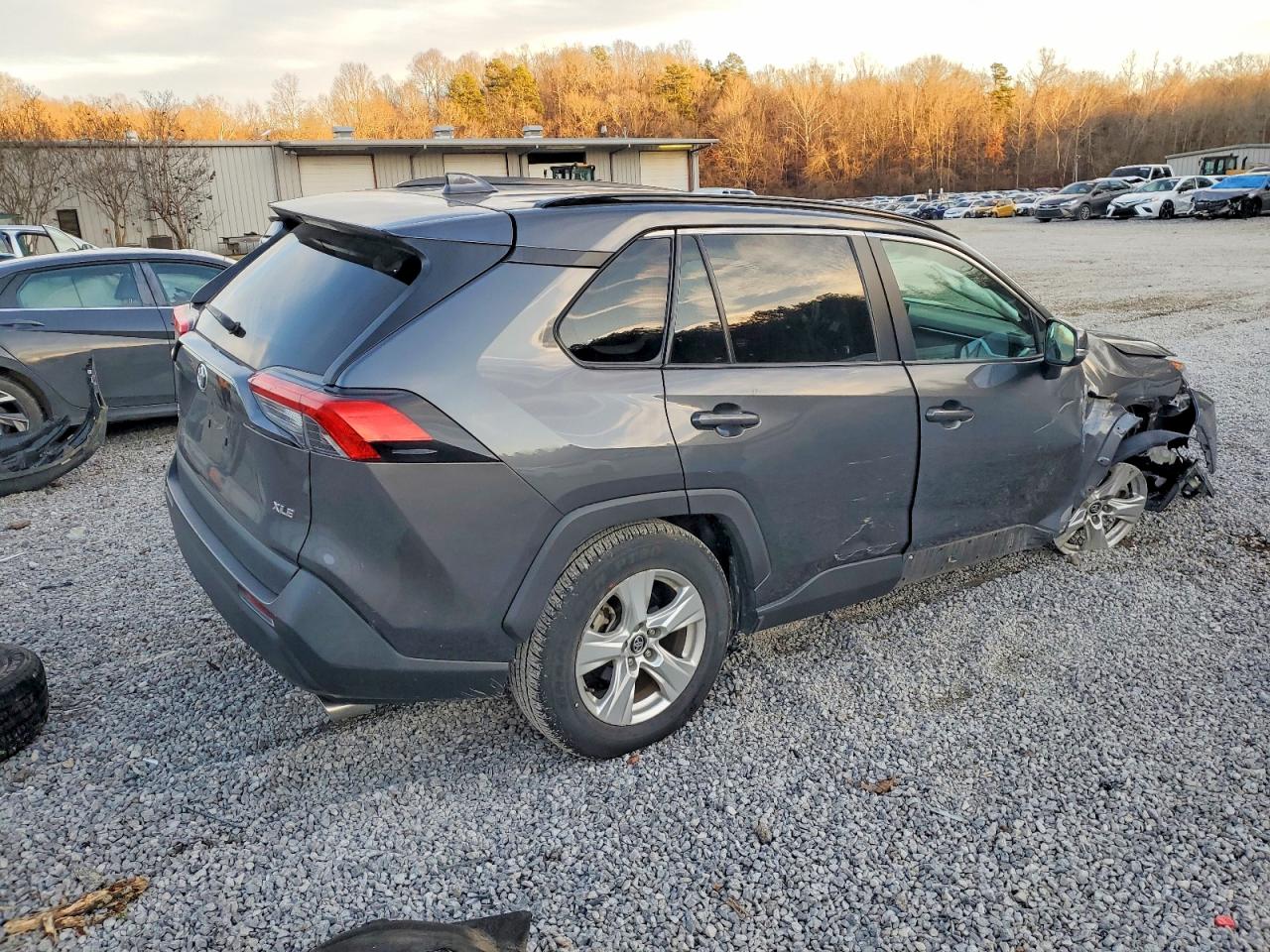 2021 TOYOTA RAV4 XLE photo 7