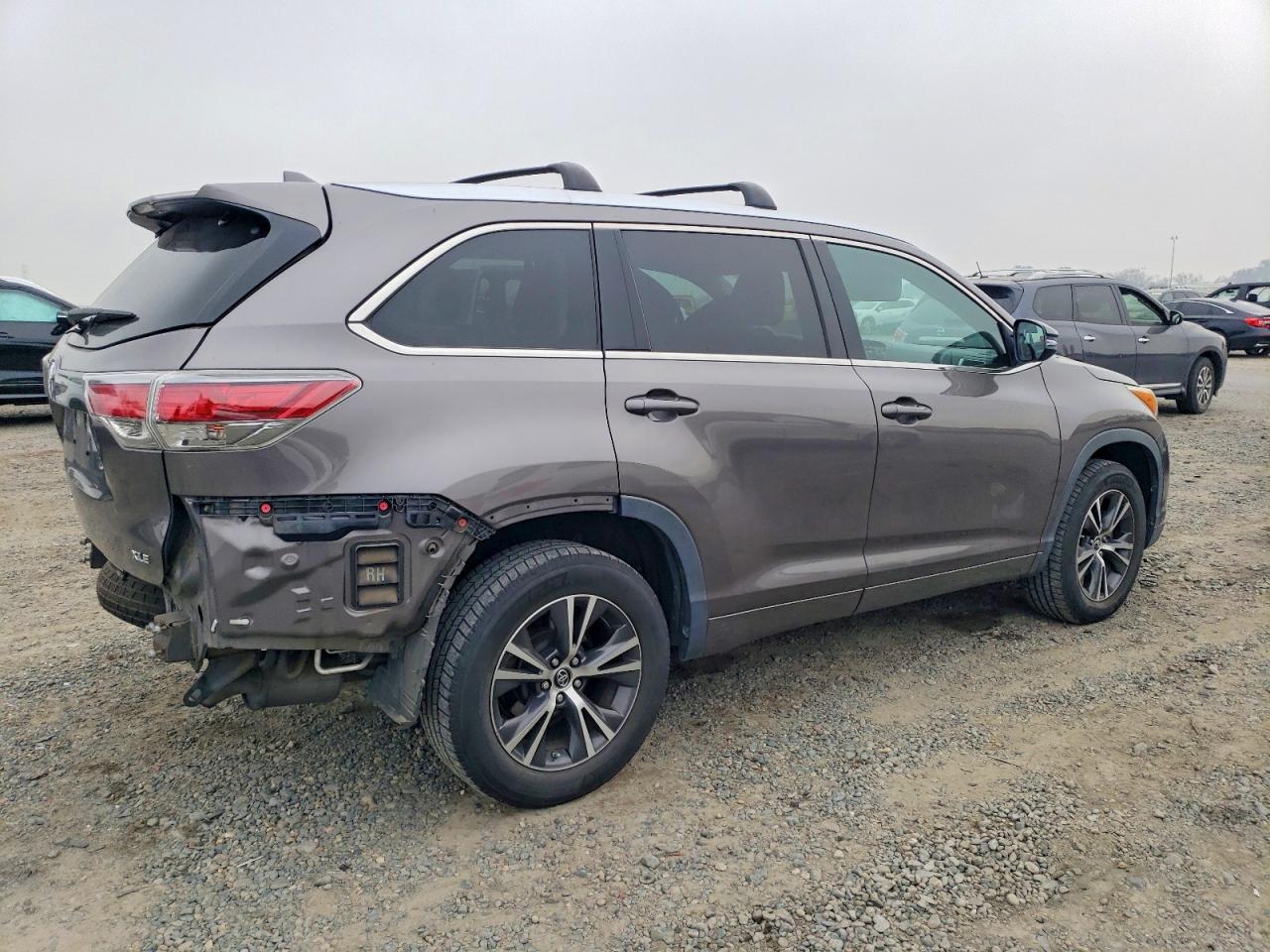 2016 TOYOTA HIGHLANDER XLE photo 3