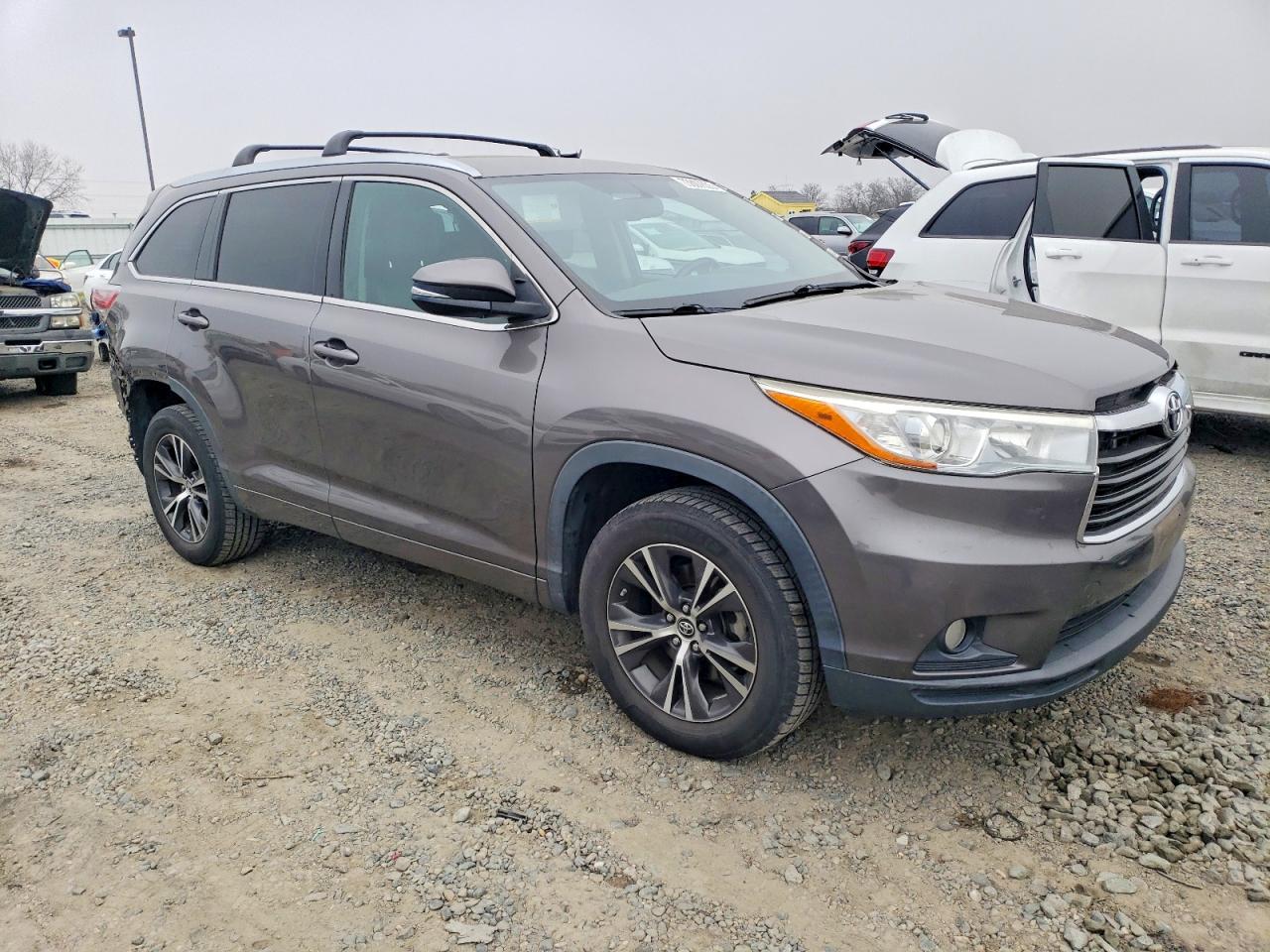 2016 TOYOTA HIGHLANDER XLE photo 4