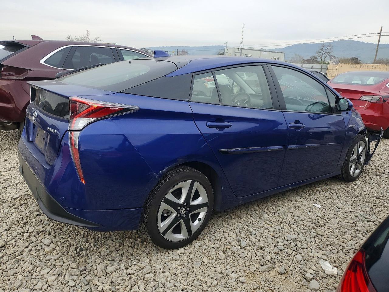 2017 TOYOTA PRIUS photo 3