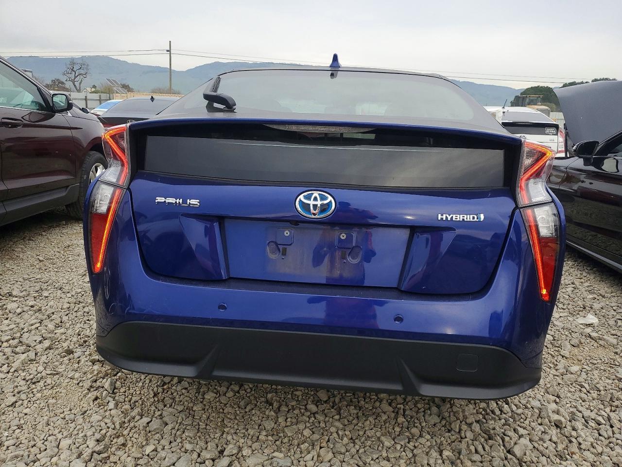 2017 TOYOTA PRIUS photo 6
