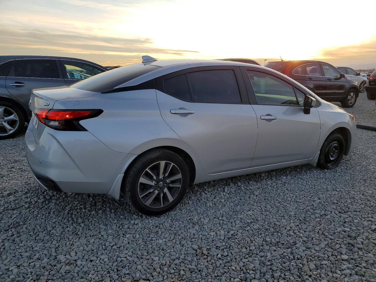 2021 NISSAN VERSA SV photo 3