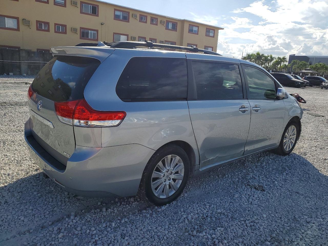 2014 TOYOTA SIENNA XLE photo 3