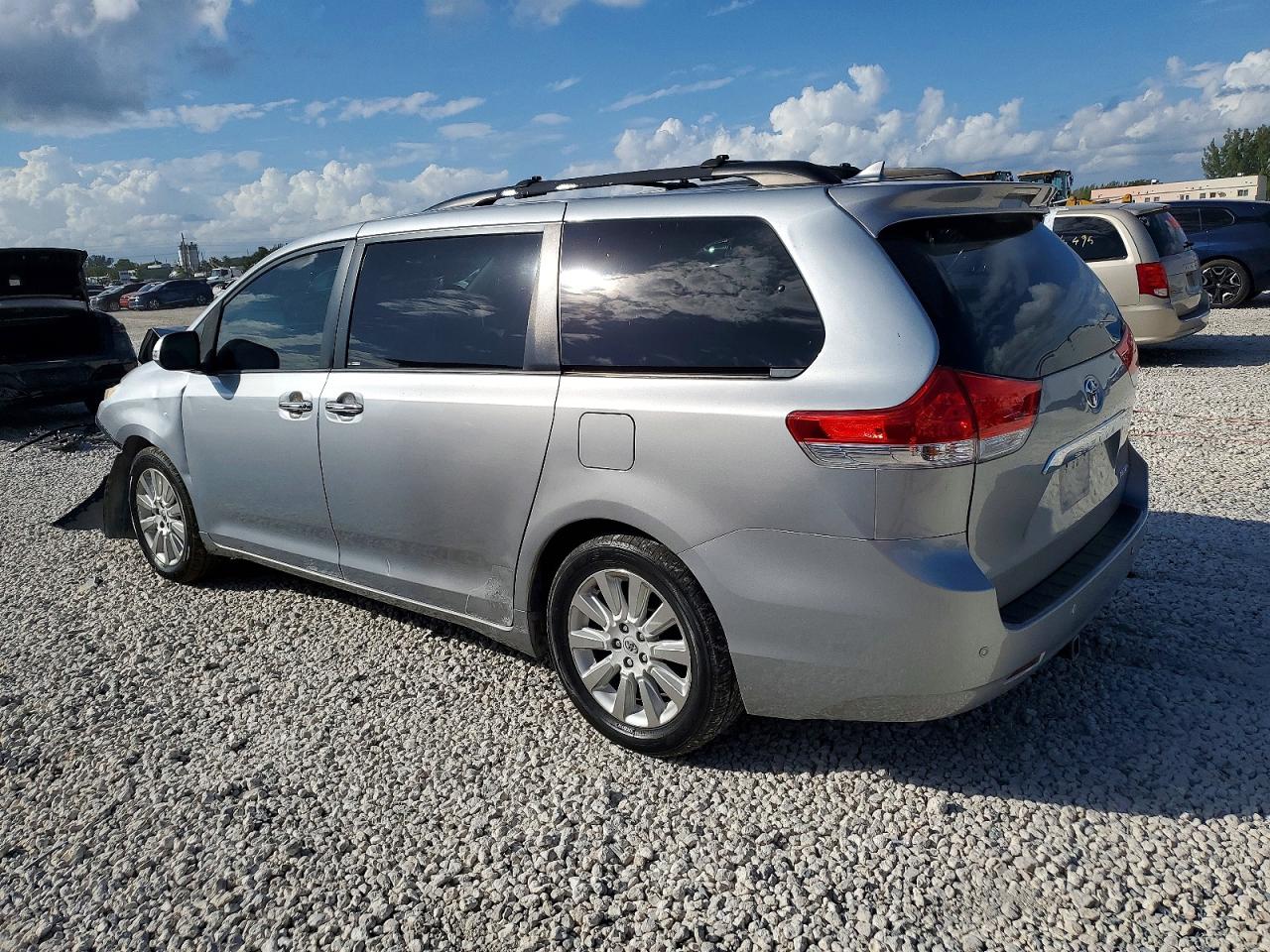 2014 TOYOTA SIENNA XLE photo 2