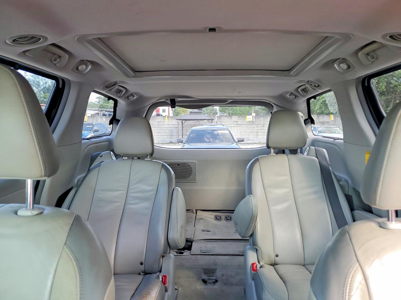 2014 TOYOTA SIENNA XLE photo 10
