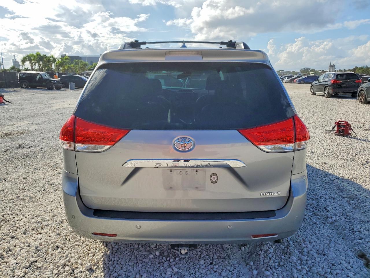 2014 TOYOTA SIENNA XLE photo 6