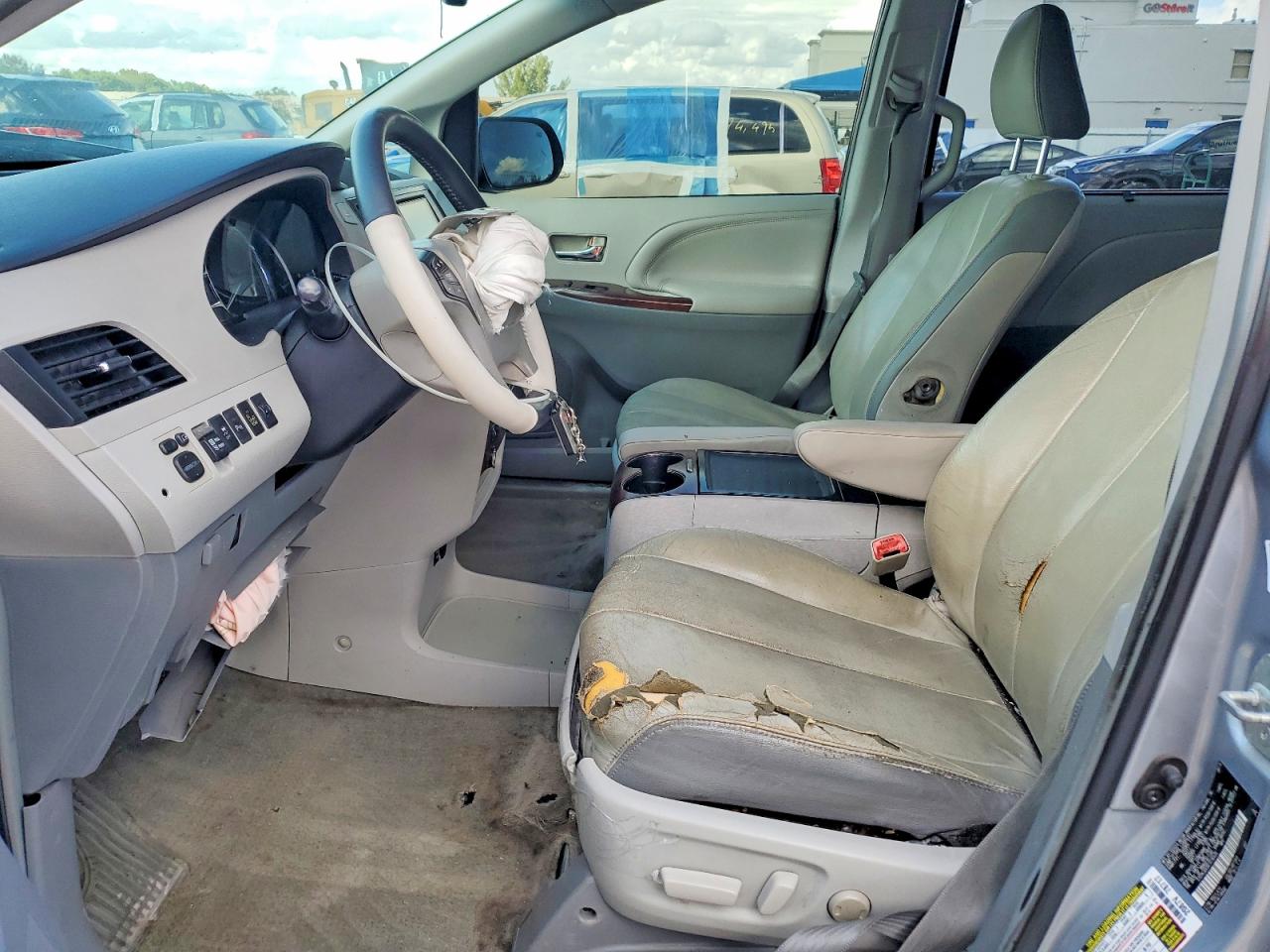 2014 TOYOTA SIENNA XLE photo 7