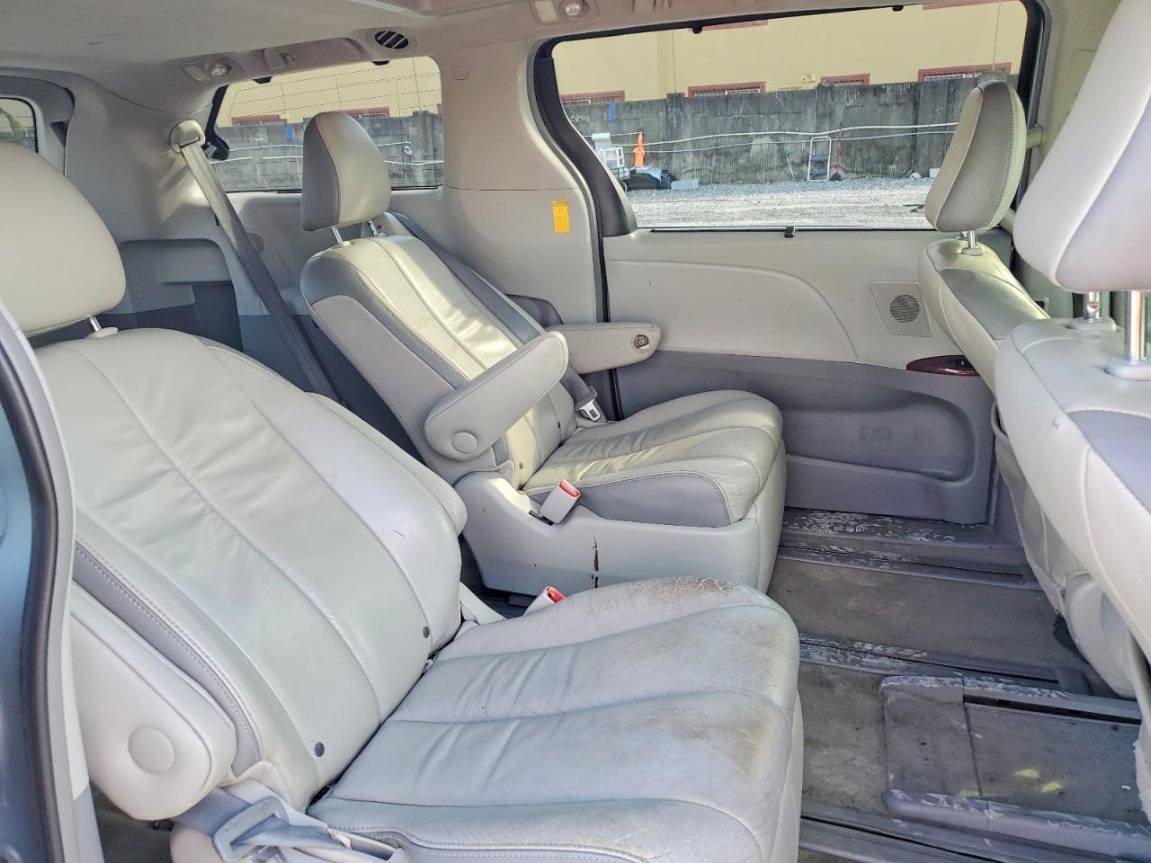 2014 TOYOTA SIENNA XLE photo 11