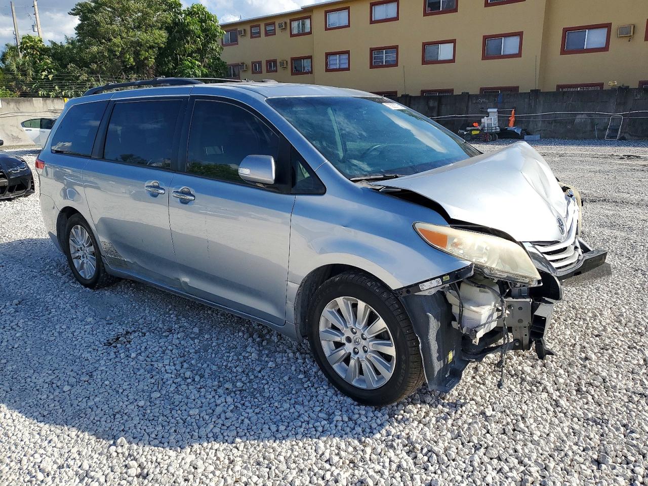2014 TOYOTA SIENNA XLE photo 4