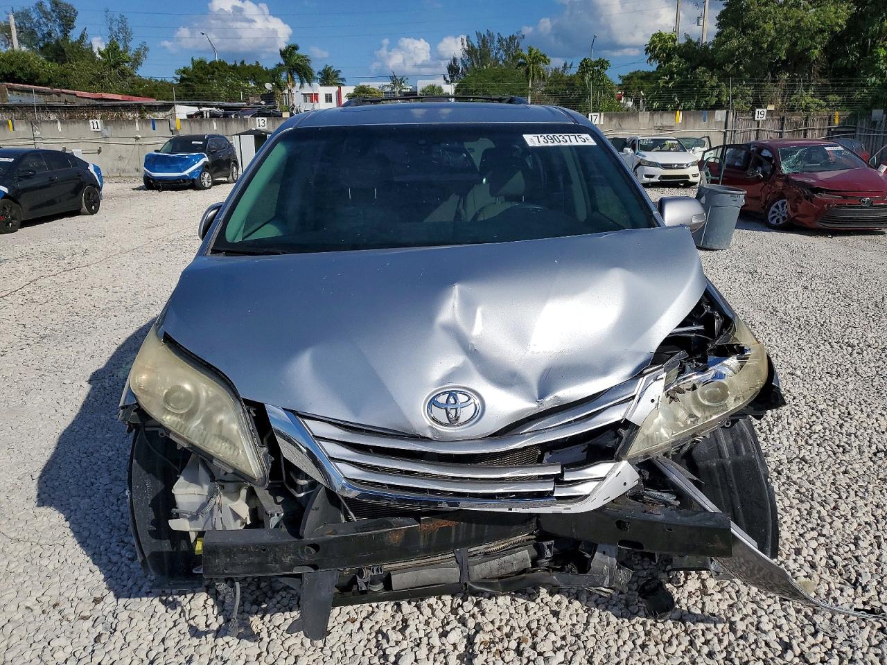 2014 TOYOTA SIENNA XLE photo 5