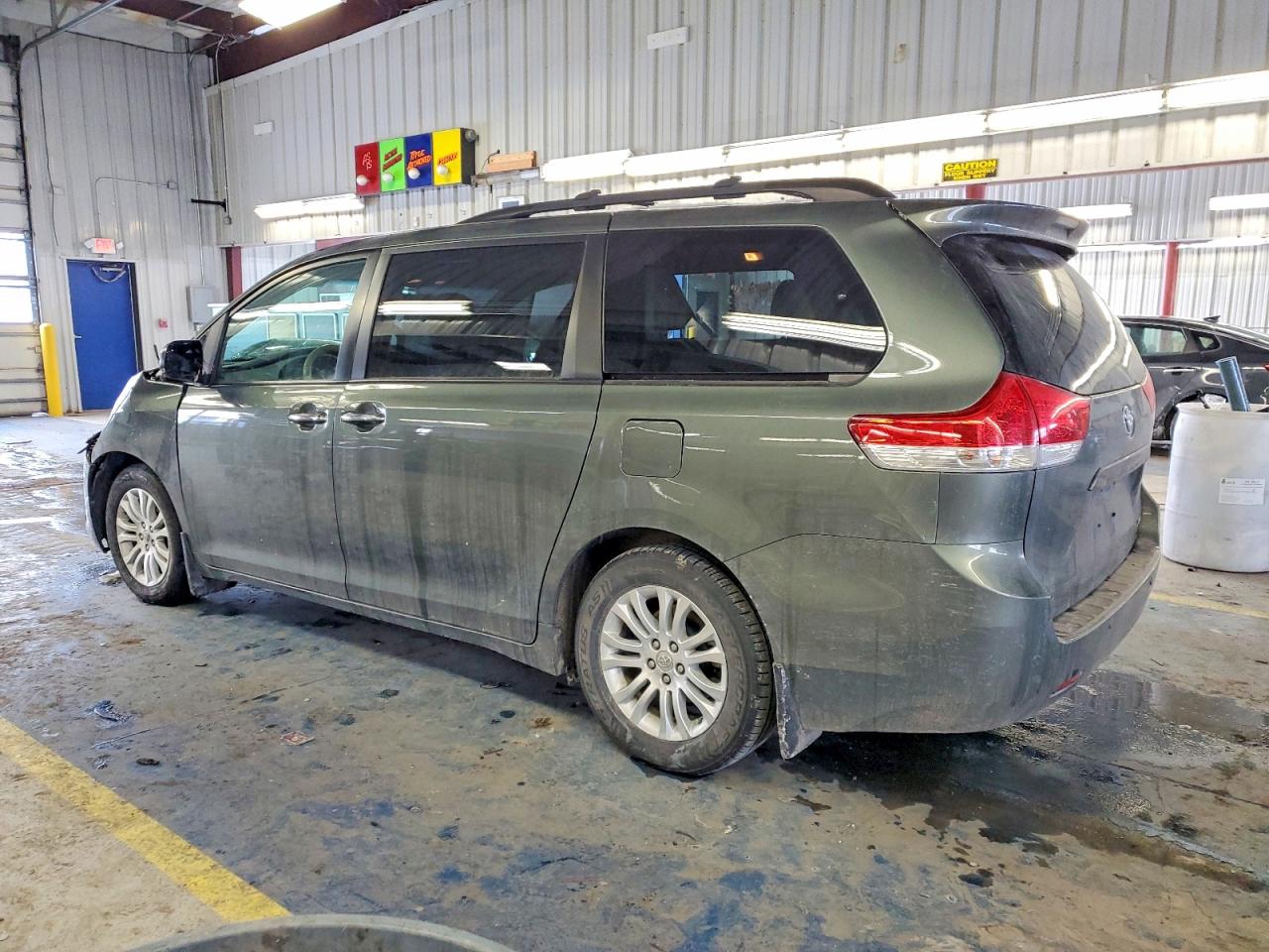 2014 TOYOTA SIENNA XLE photo 2