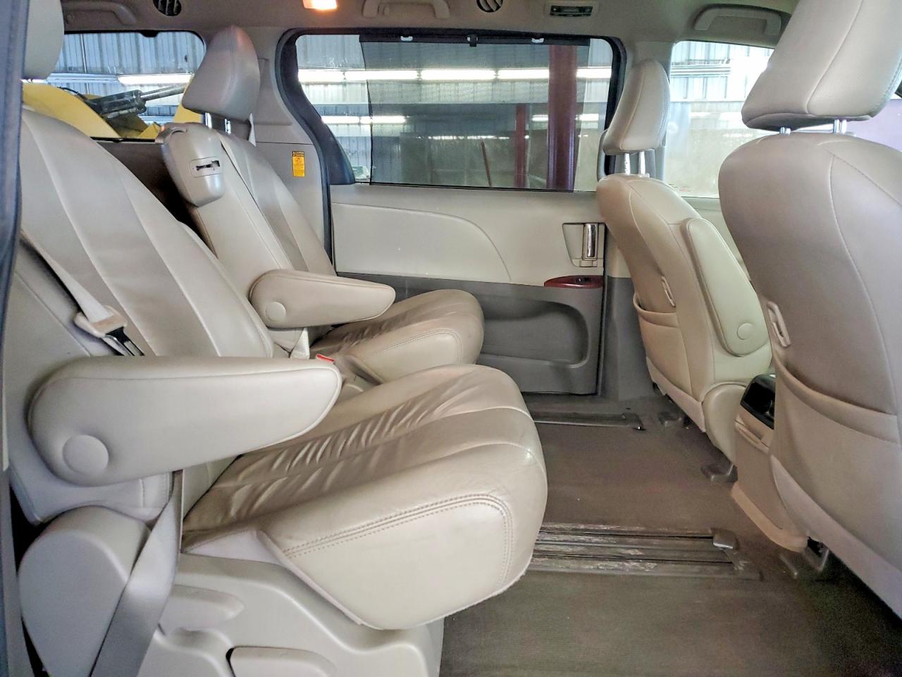 2014 TOYOTA SIENNA XLE photo 11