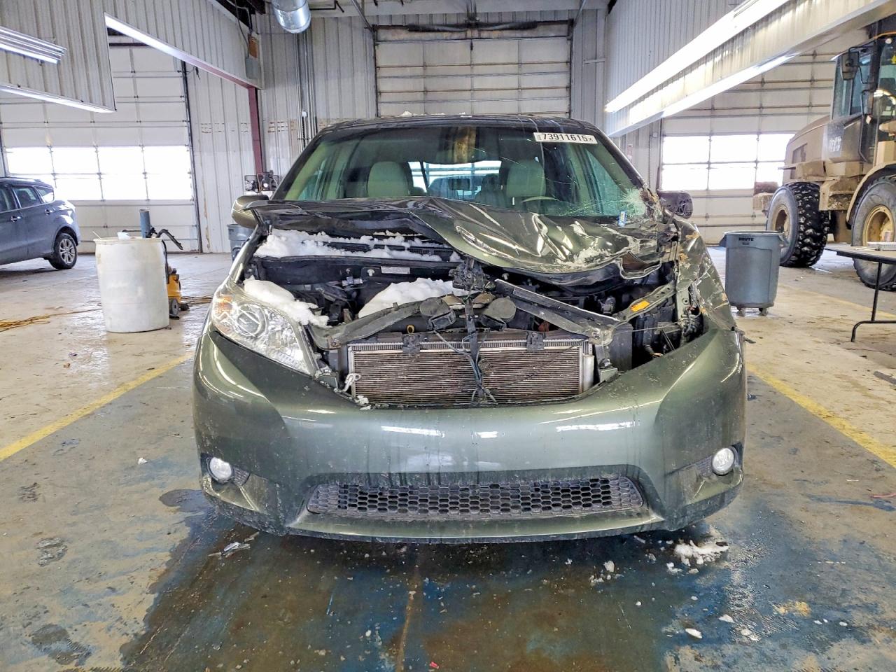 2014 TOYOTA SIENNA XLE photo 5