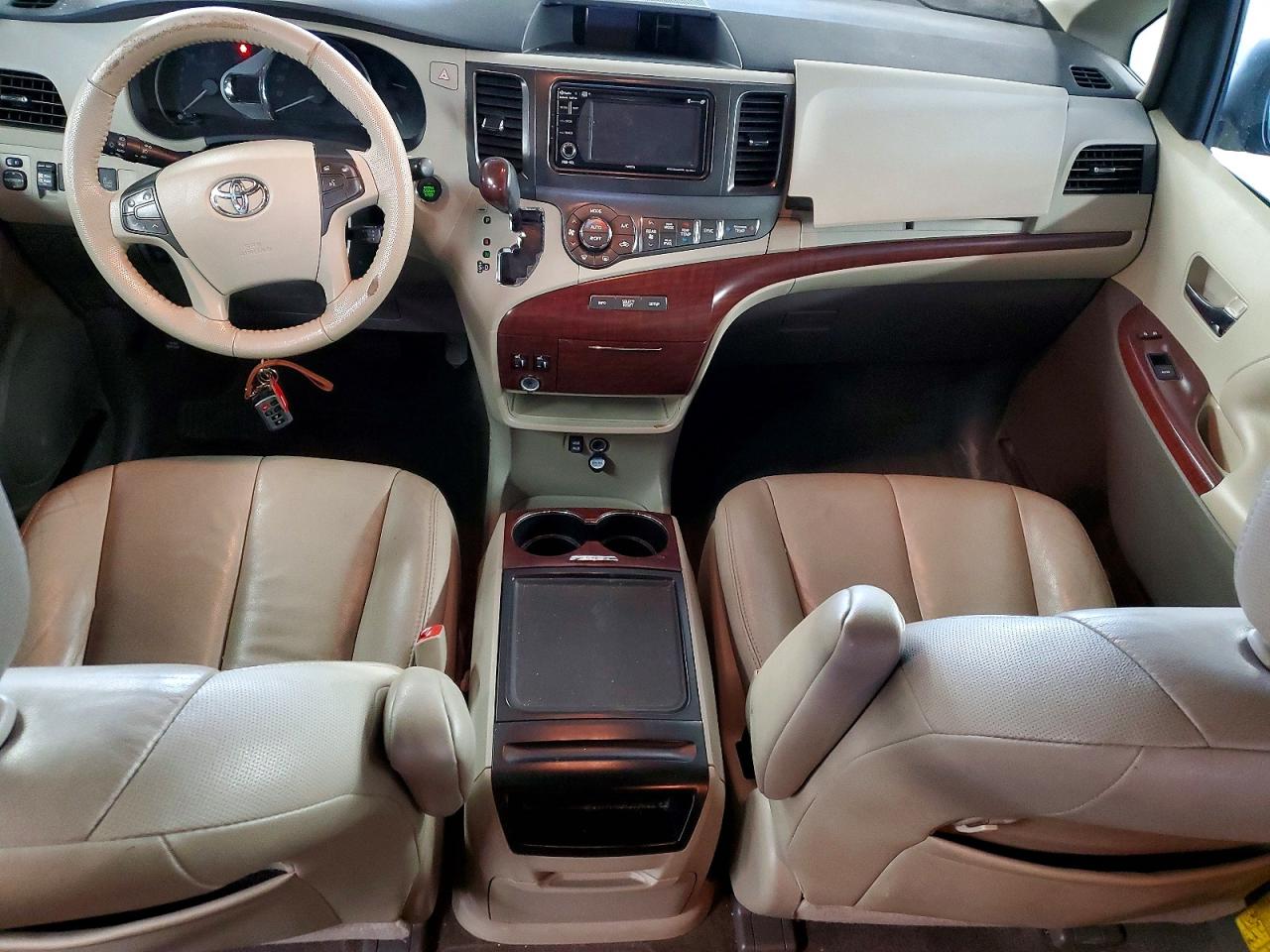 2014 TOYOTA SIENNA XLE photo 8