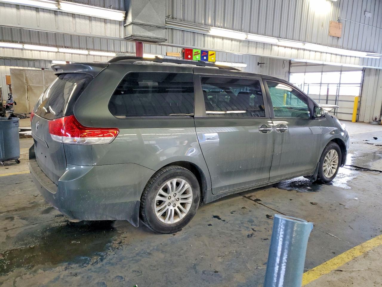 2014 TOYOTA SIENNA XLE photo 3