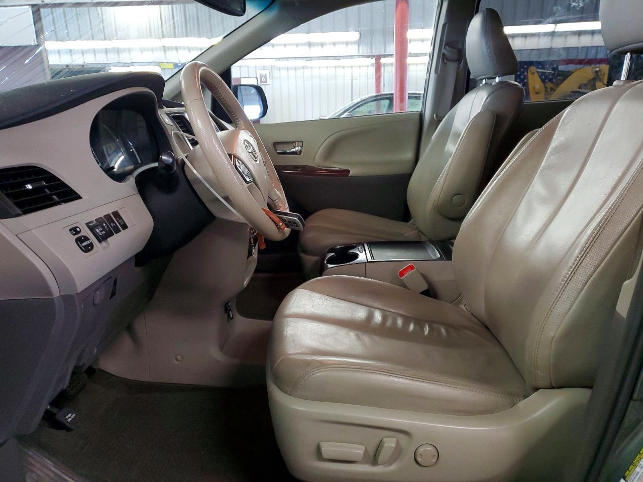 2014 TOYOTA SIENNA XLE photo 7