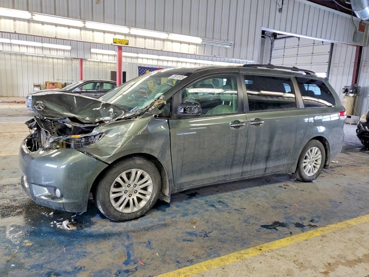 2014 TOYOTA SIENNA