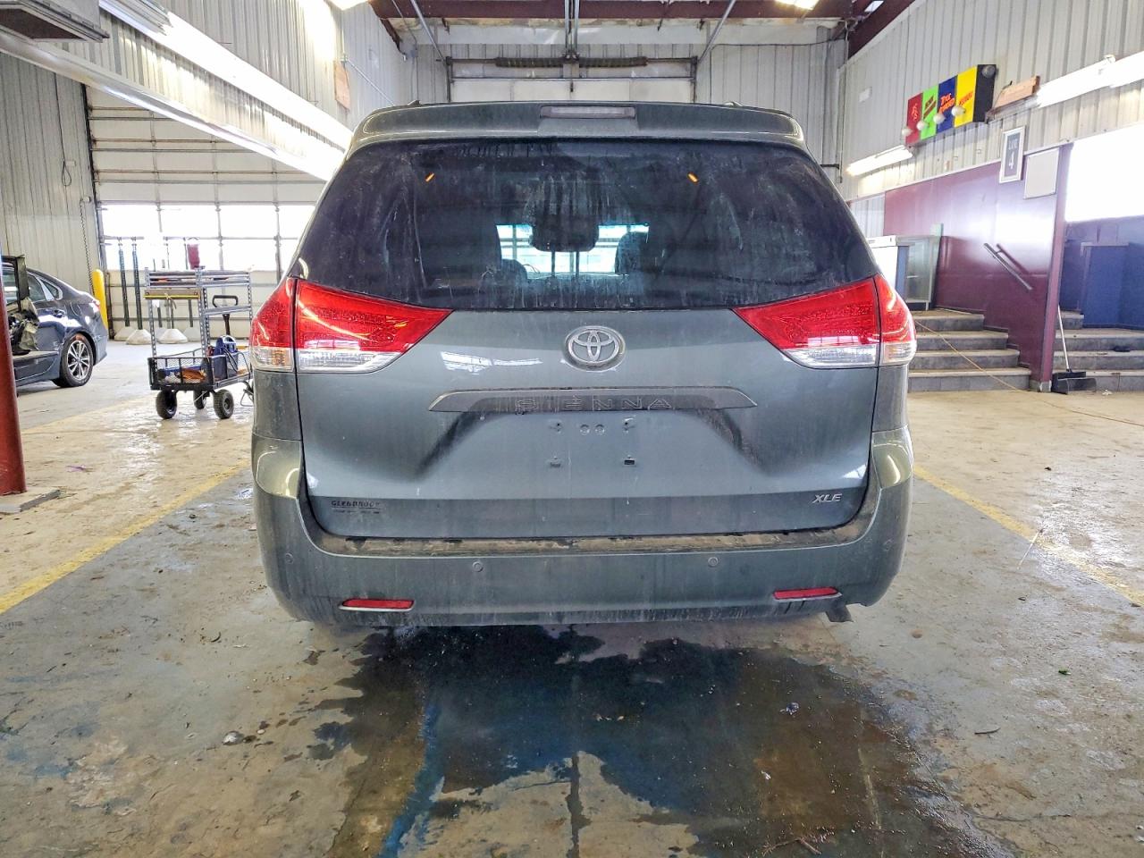 2014 TOYOTA SIENNA XLE photo 6