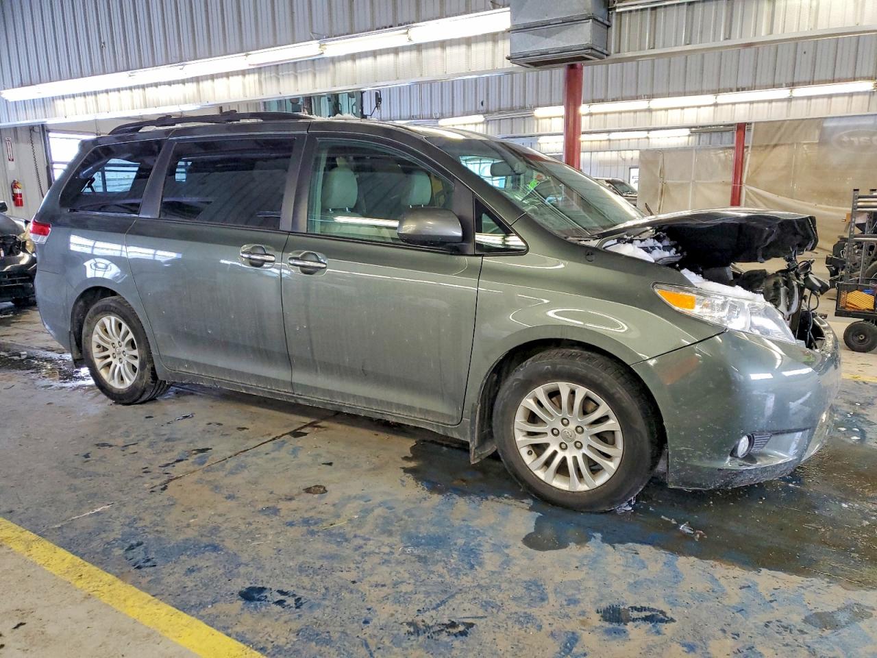 2014 TOYOTA SIENNA XLE photo 4