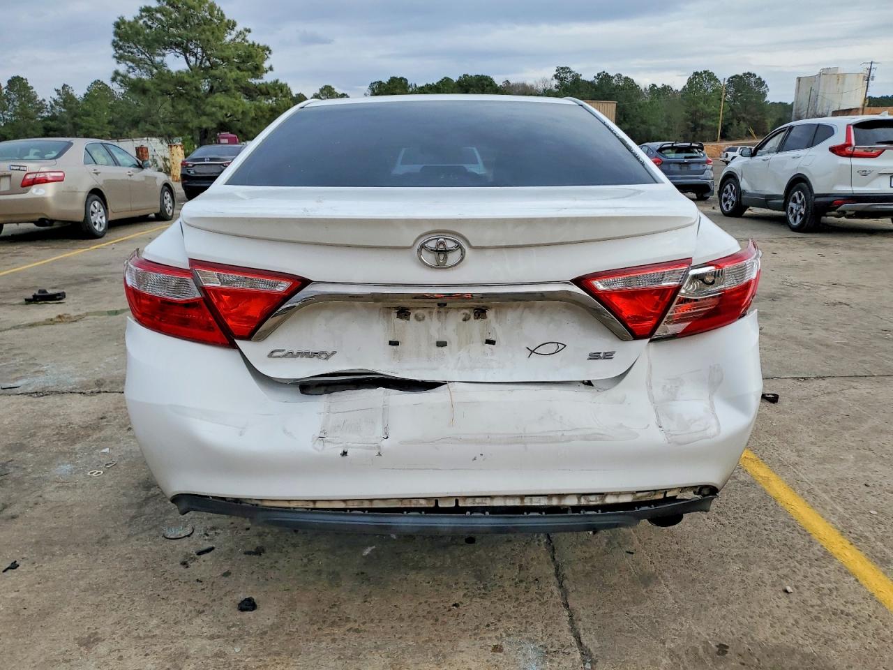 2015 TOYOTA CAMRY LE photo 16