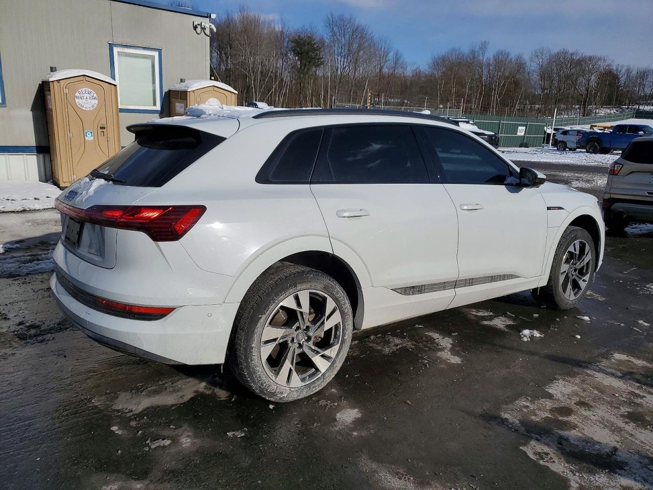 2022 AUDI E-TRON PREMIUM photo 5