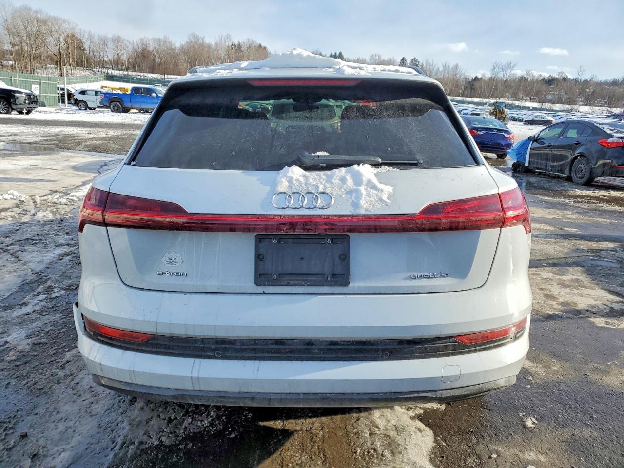 2022 AUDI E-TRON PREMIUM photo 11