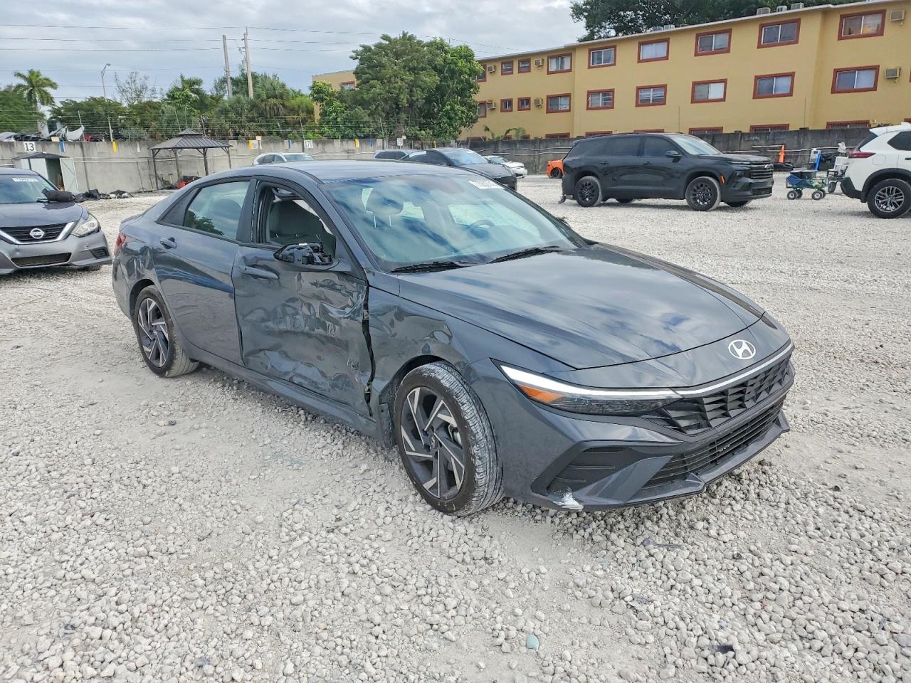 2025 HYUNDAI ELANTRA SEL SPORT photo 4