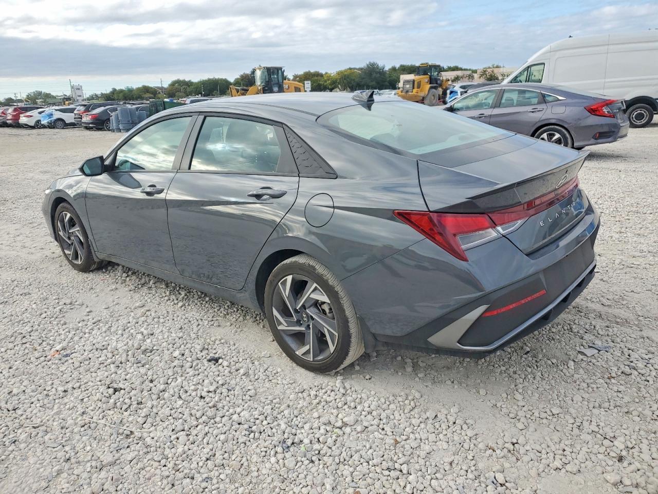 2025 HYUNDAI ELANTRA SEL SPORT photo 2