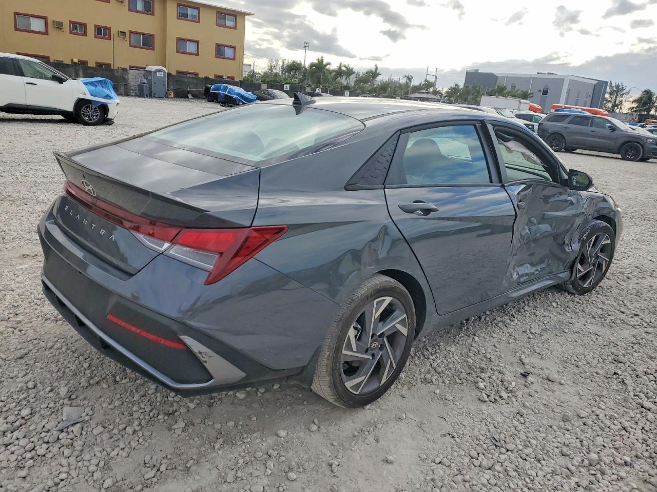 2025 HYUNDAI ELANTRA SEL SPORT photo 3