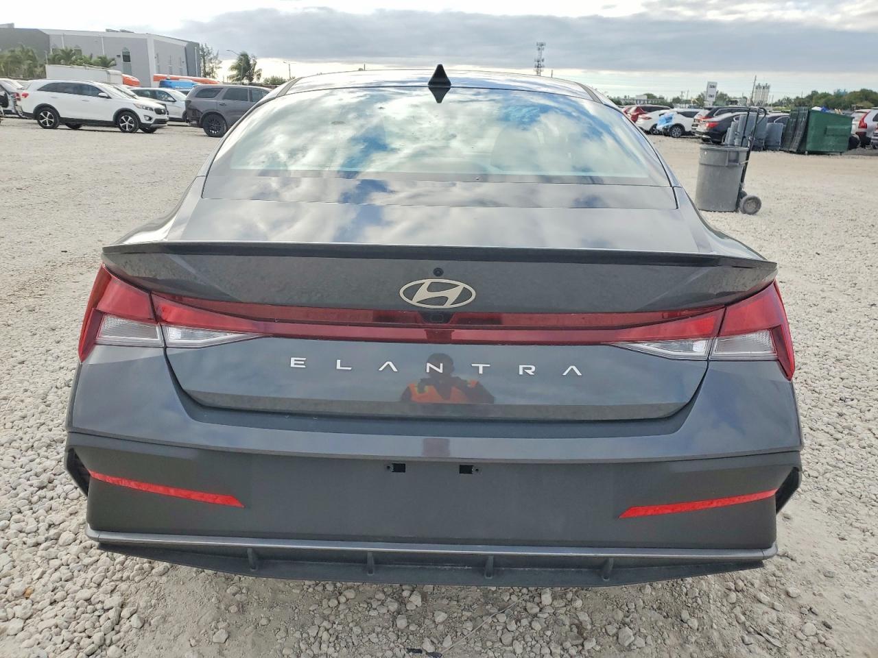 2025 HYUNDAI ELANTRA SEL SPORT photo 6