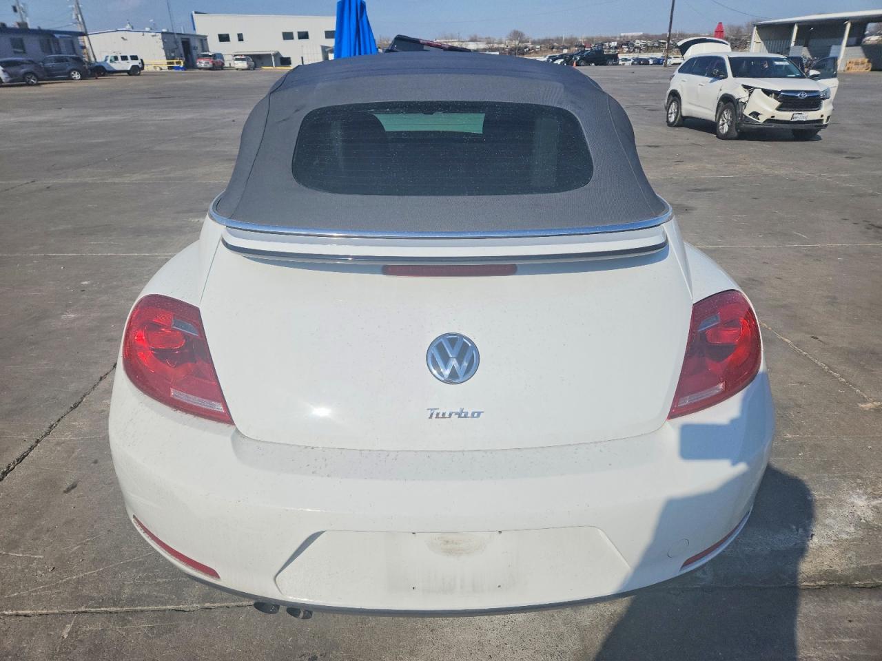 2016 VOLKSWAGEN BEETLE S photo 16