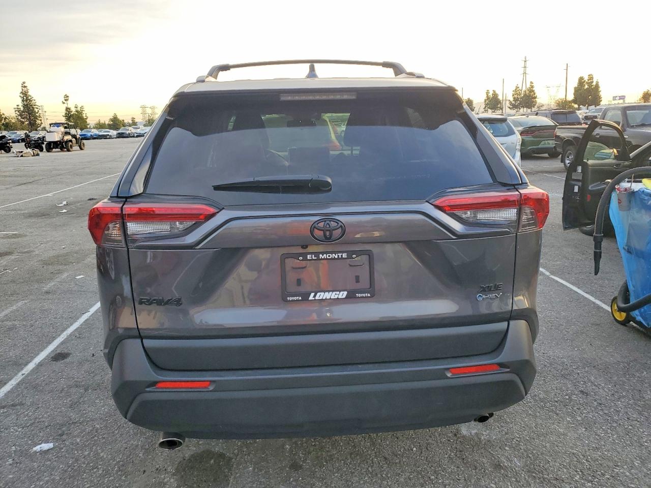 2025 TOYOTA RAV4 XLE PREMIUM photo 6