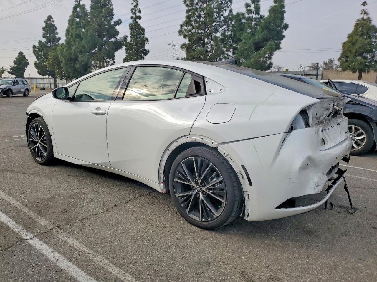 2025 TOYOTA PRIUS LE photo 2