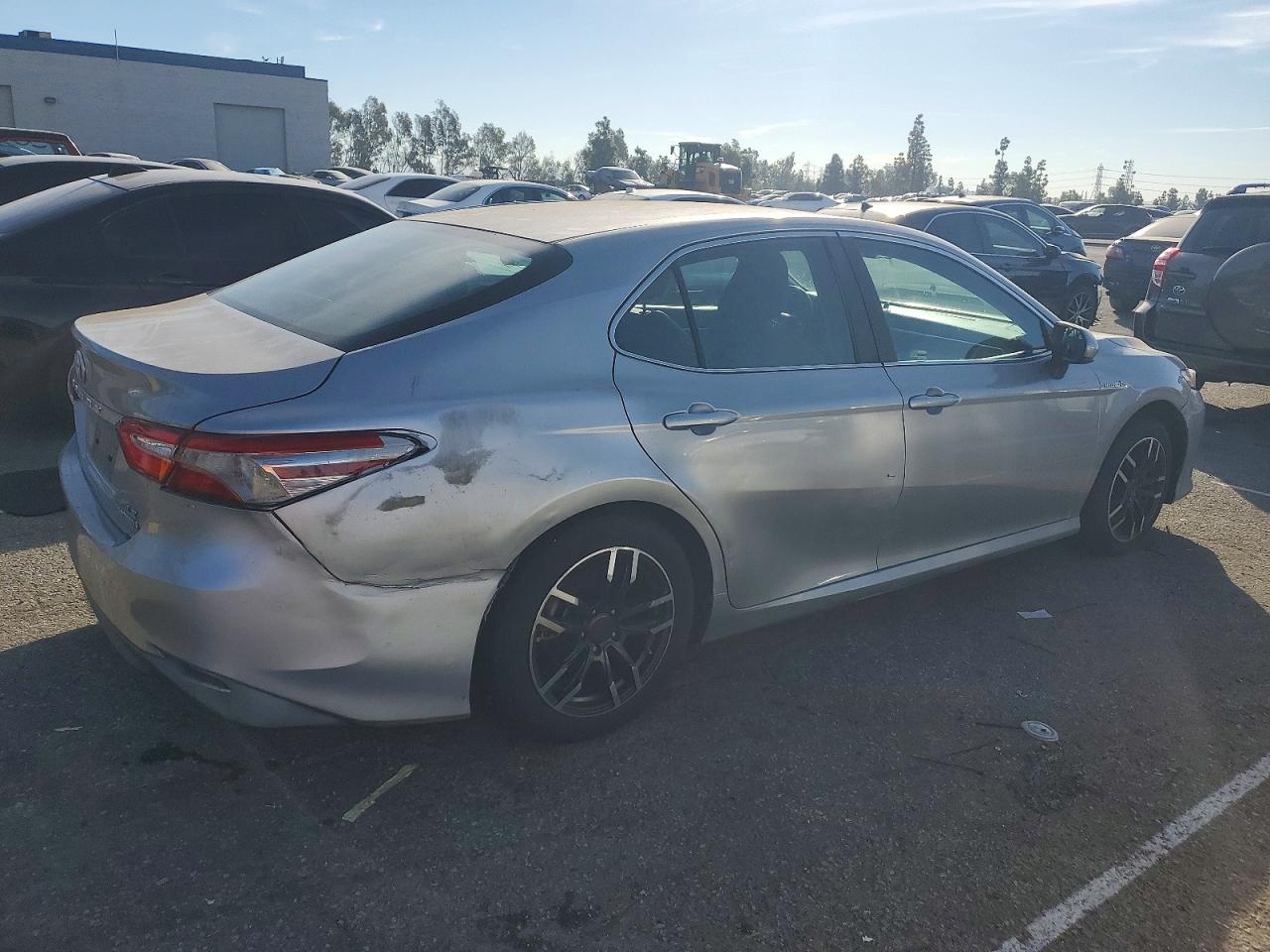 2018 TOYOTA CAMRY LE photo 3