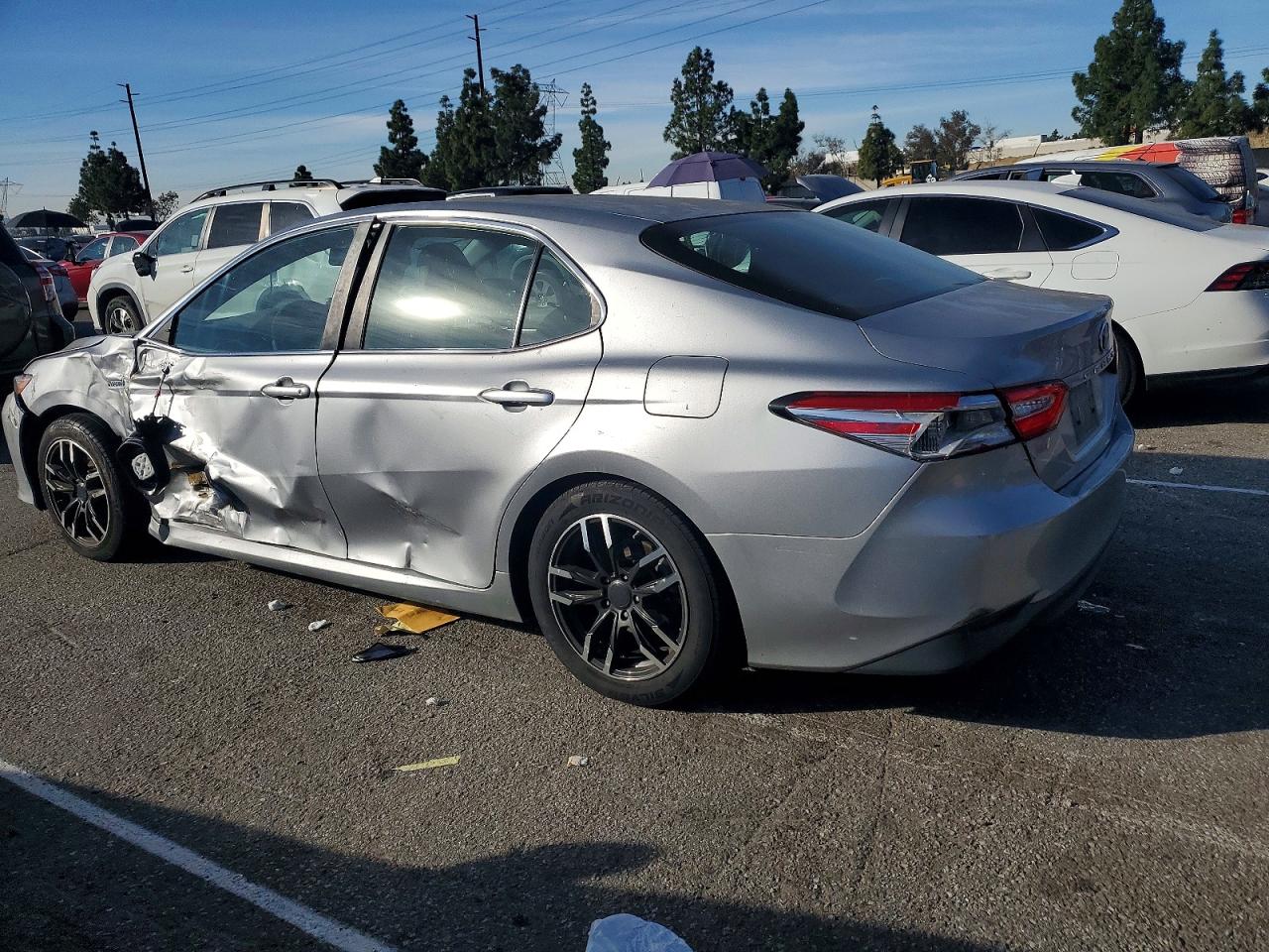 2018 TOYOTA CAMRY LE photo 2