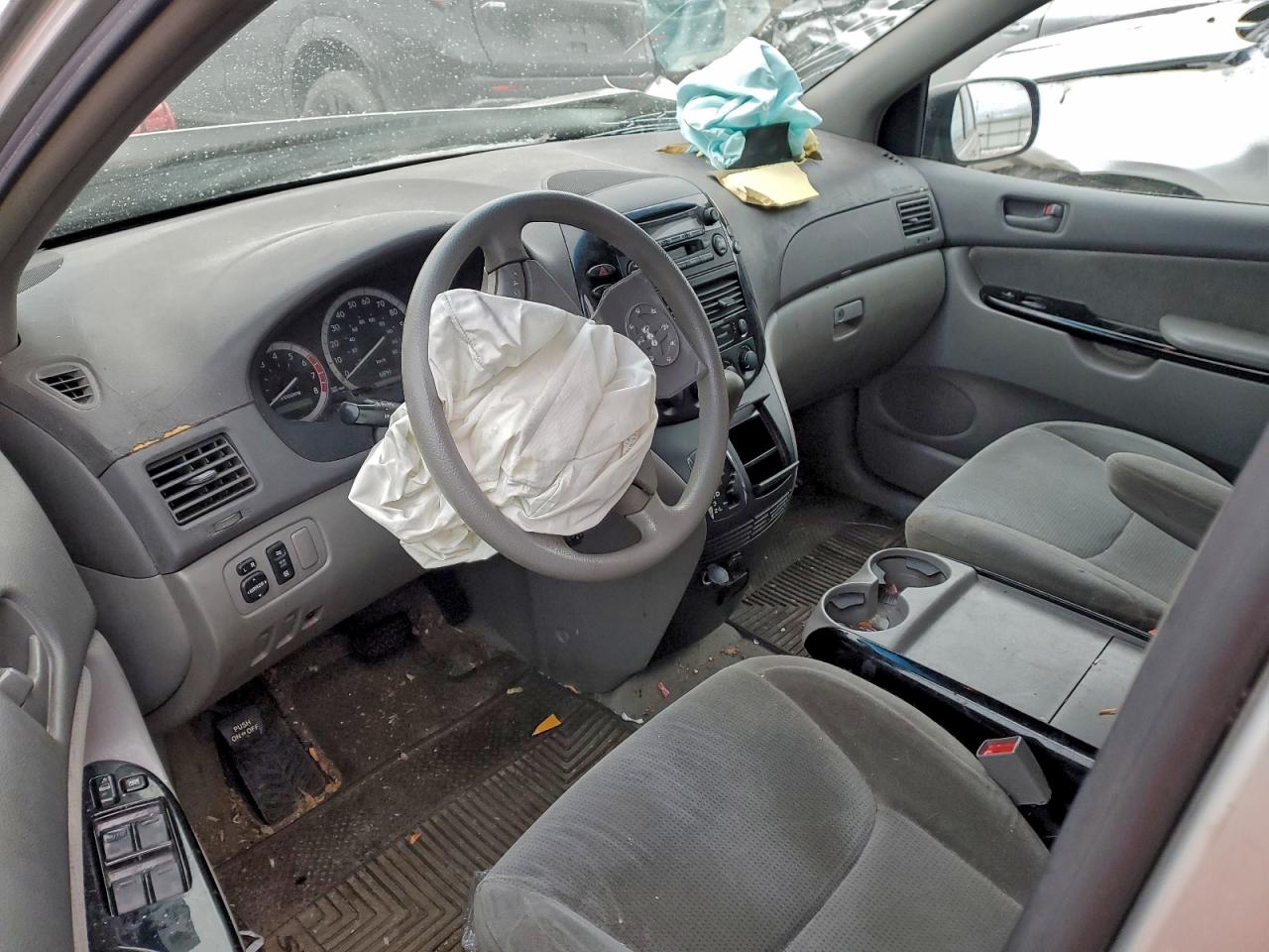 2004 TOYOTA SIENNA photo 8