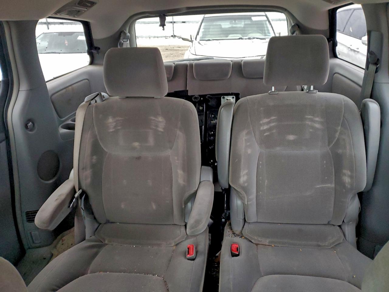 2004 TOYOTA SIENNA photo 10