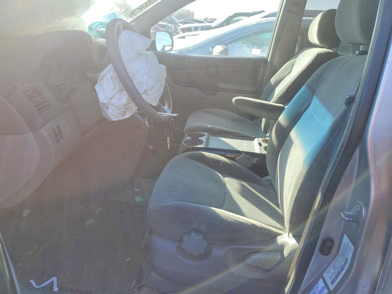 2004 TOYOTA SIENNA photo 7
