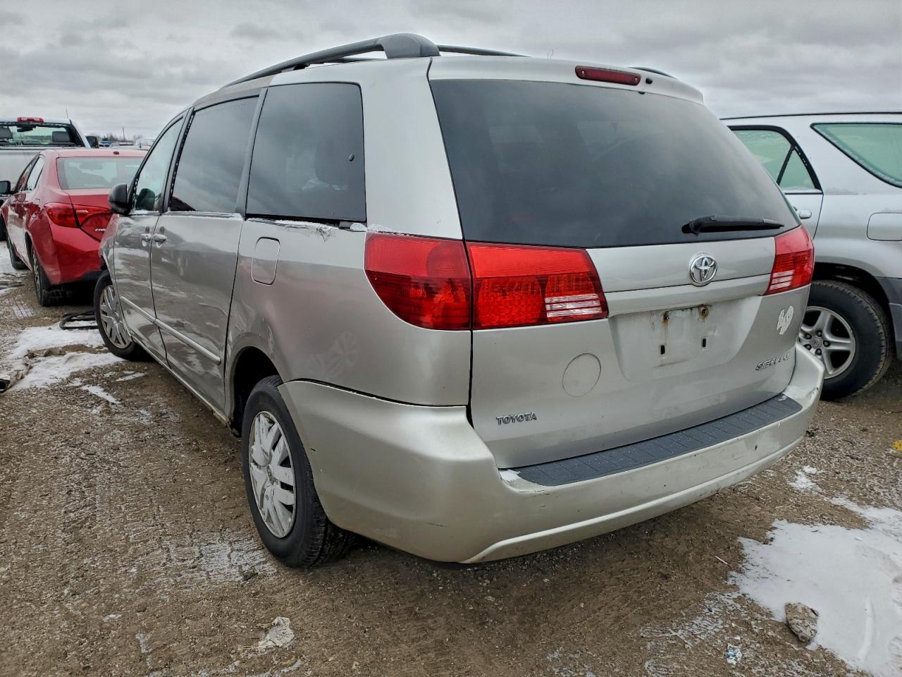 2004 TOYOTA SIENNA photo 2