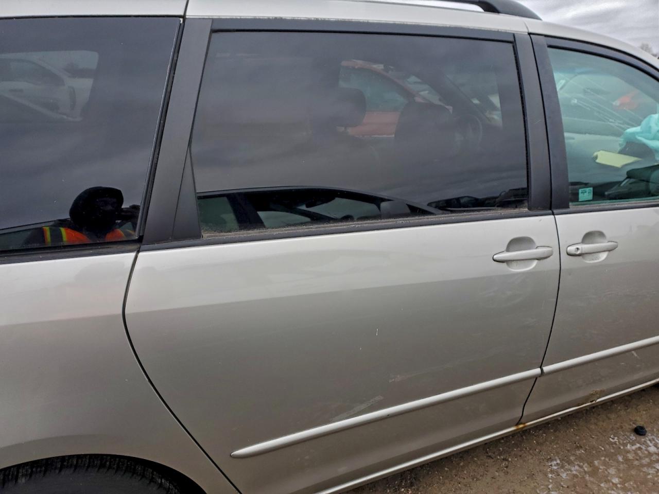 2004 TOYOTA SIENNA photo 11
