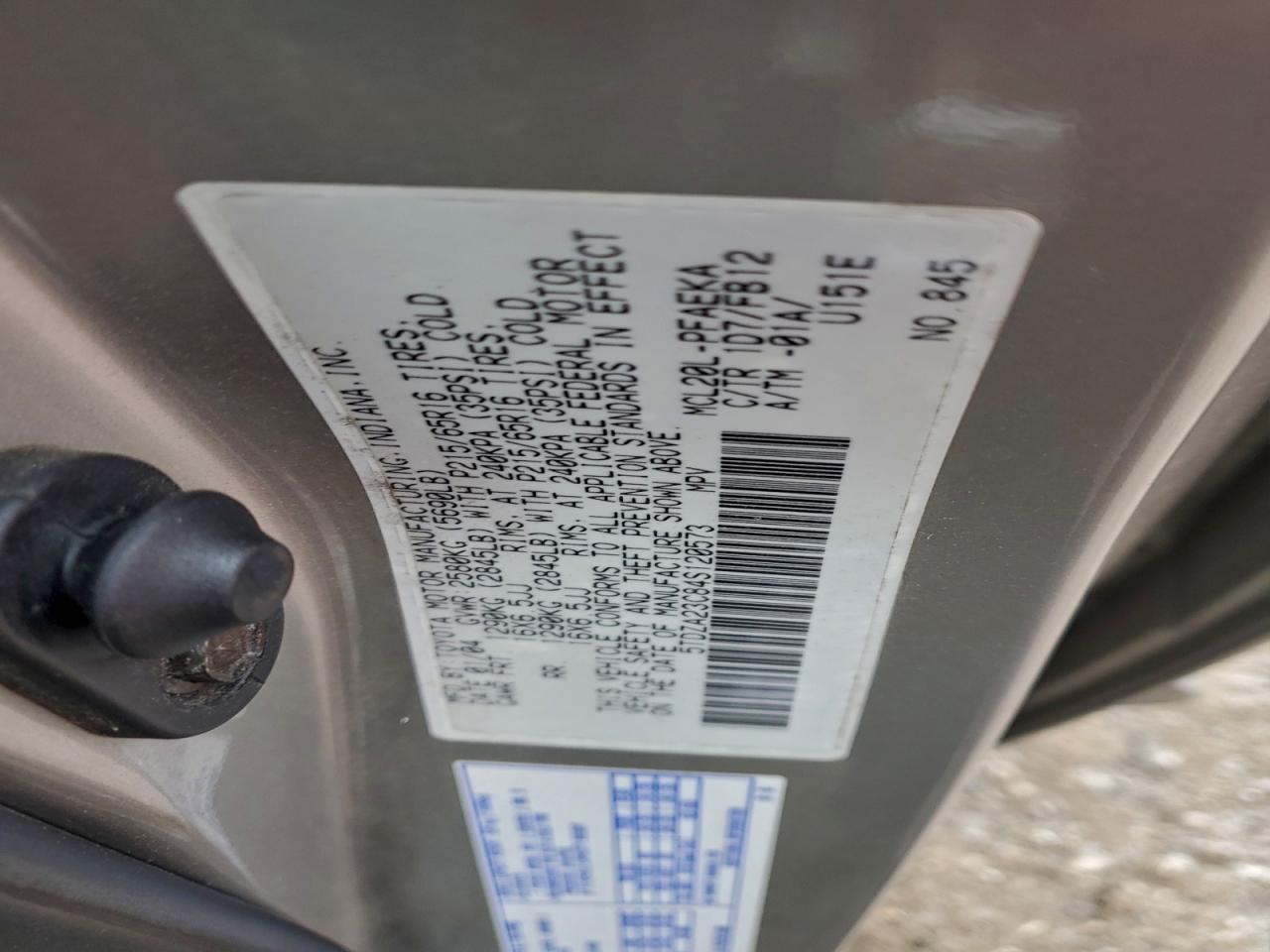 2004 TOYOTA SIENNA photo 13