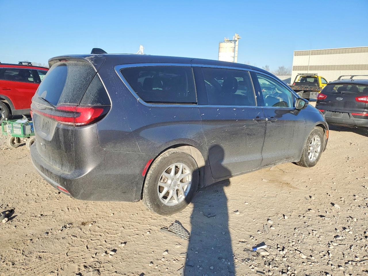2023 CHRYSLER PACIFICA TOURING L photo 3