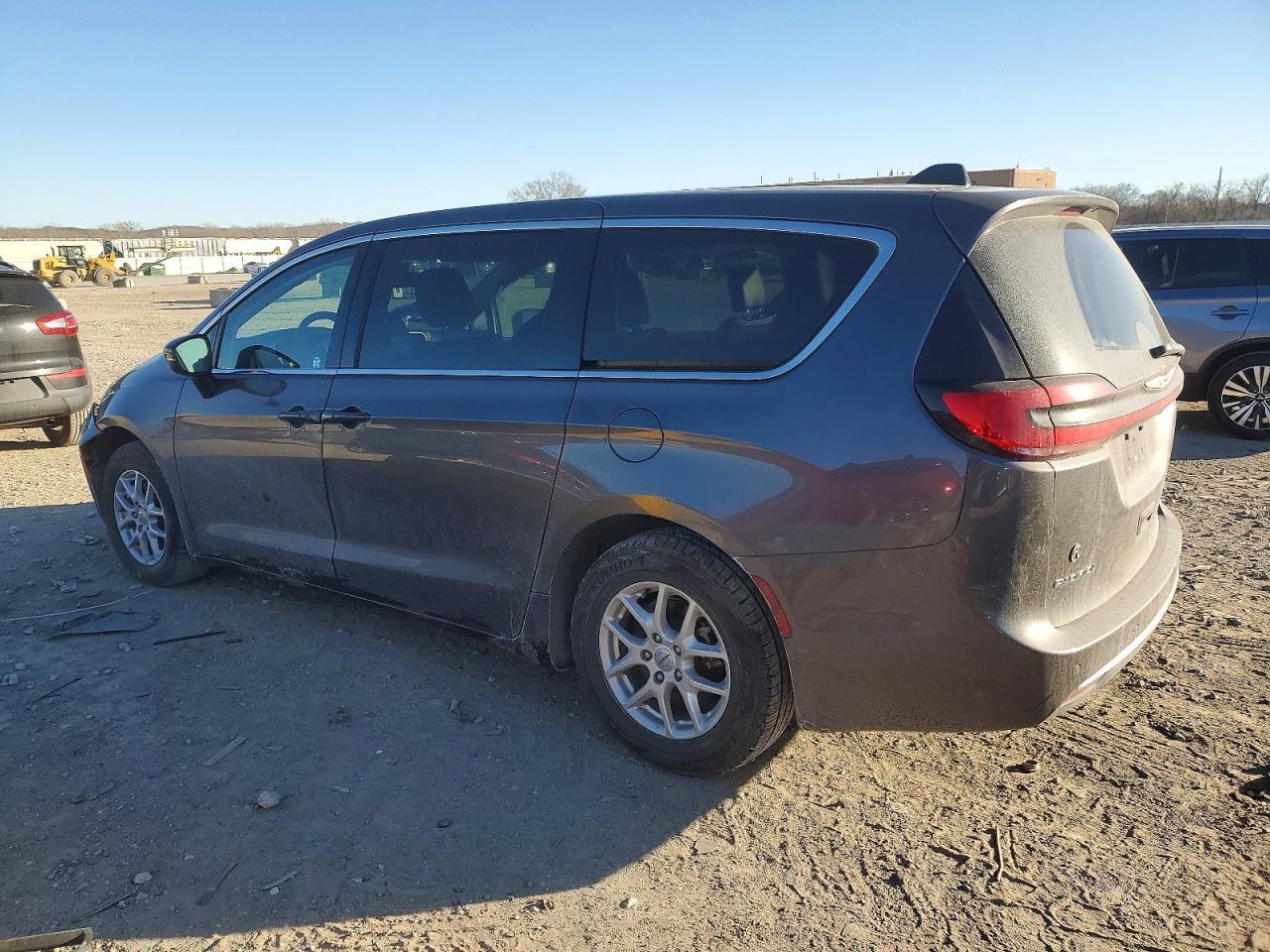 2023 CHRYSLER PACIFICA TOURING L photo 2