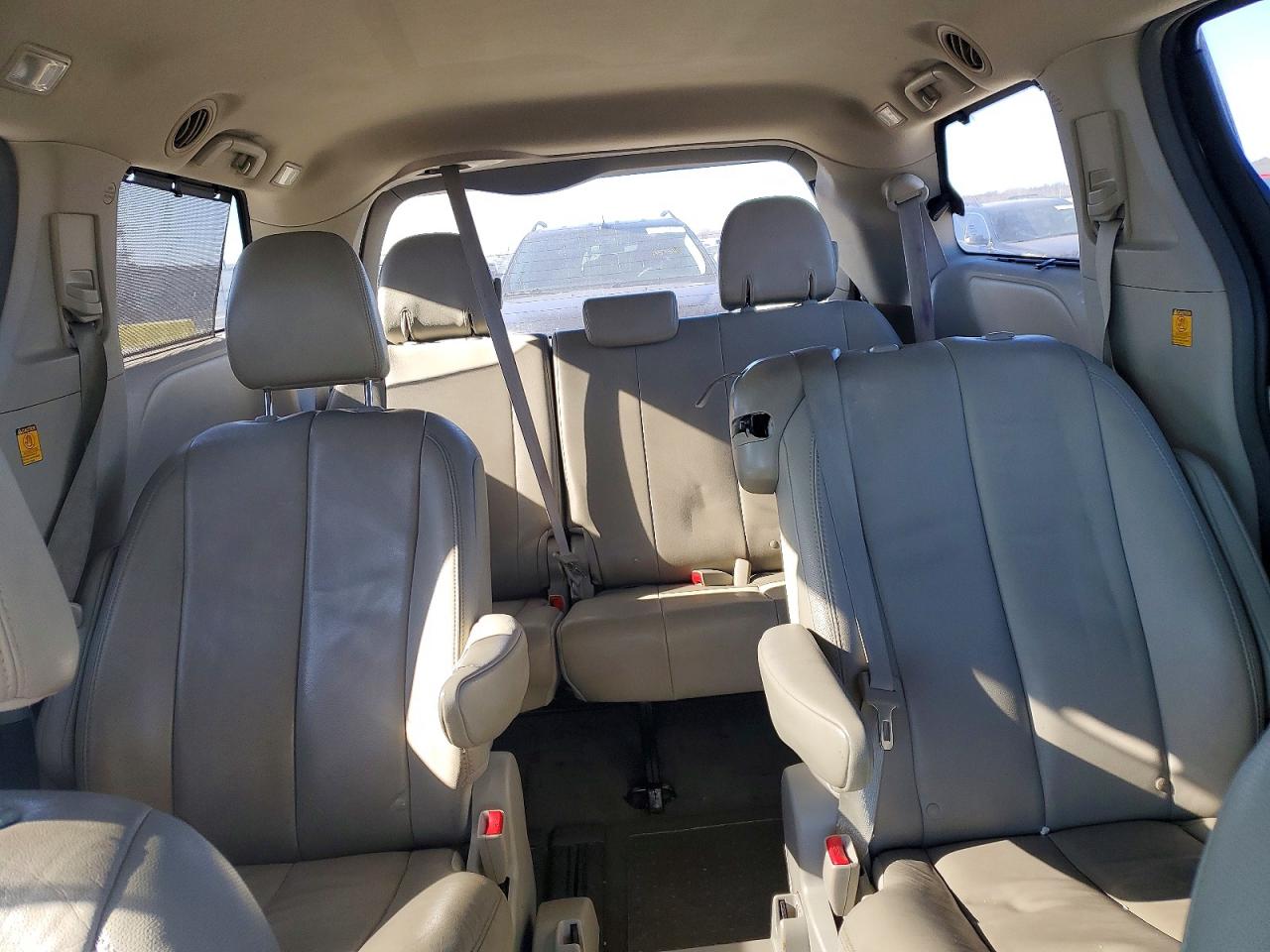 2013 TOYOTA SIENNA BASE 7-PASSENGER photo 10