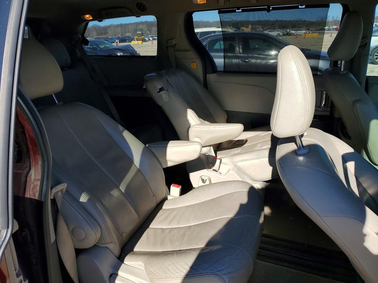 2013 TOYOTA SIENNA BASE 7-PASSENGER photo 11