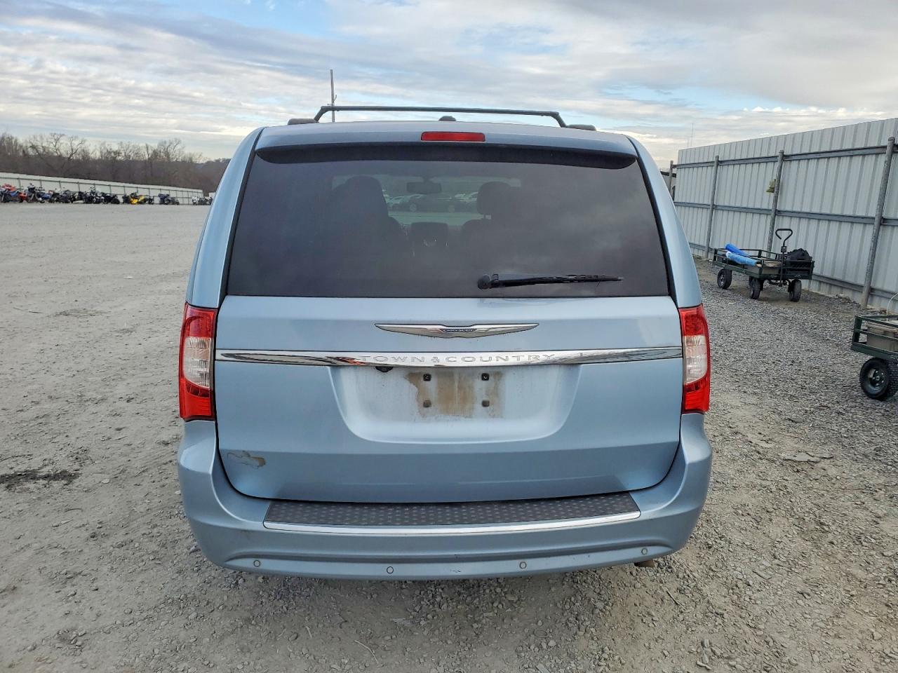 2013 CHRYSLER TOWN & COUNTRY TOURING L photo 6