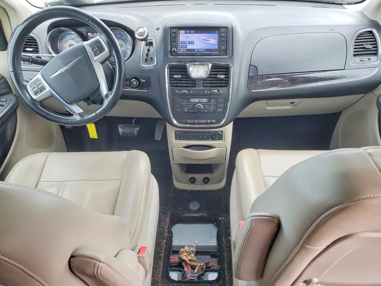 2013 CHRYSLER TOWN & COUNTRY TOURING L photo 8