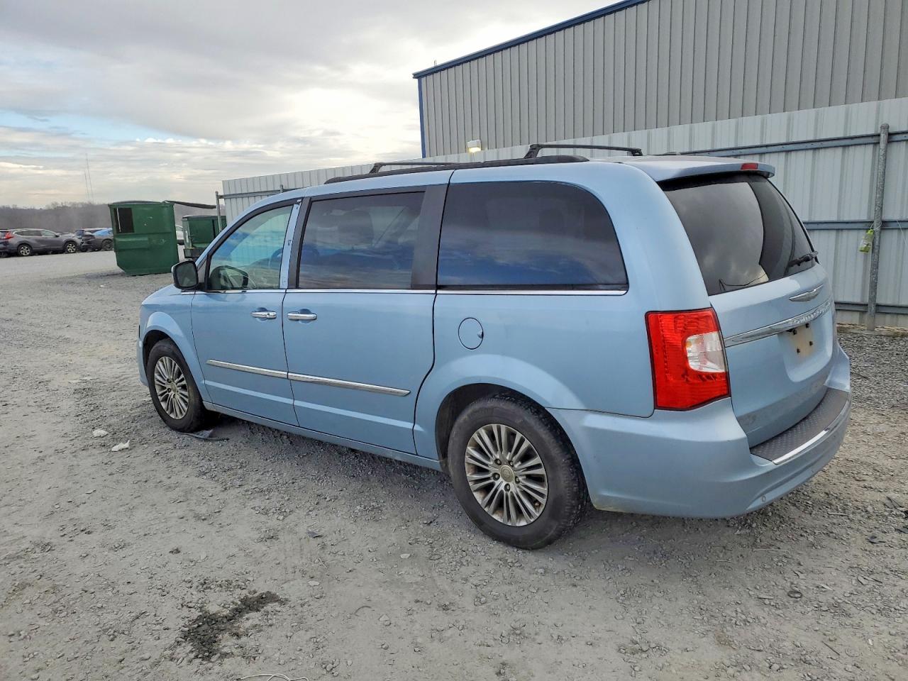 2013 CHRYSLER TOWN & COUNTRY TOURING L photo 2